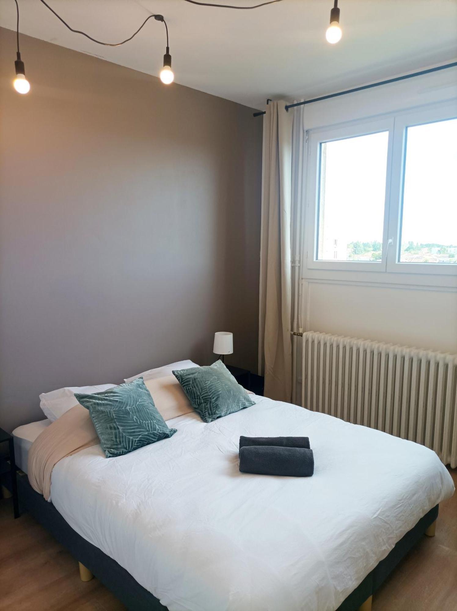 Bel Appartement Tout Equipe เลอม็องส์ ภายนอก รูปภาพ